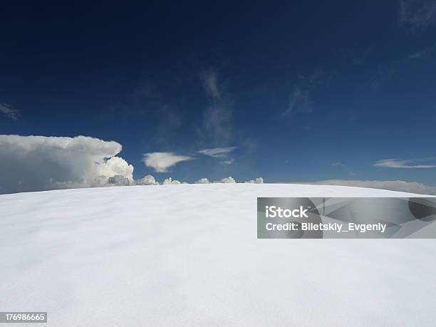 Foto de Neve Simples e mais fotos de stock de Azul - Azul, Beleza, Beleza natural - Natureza