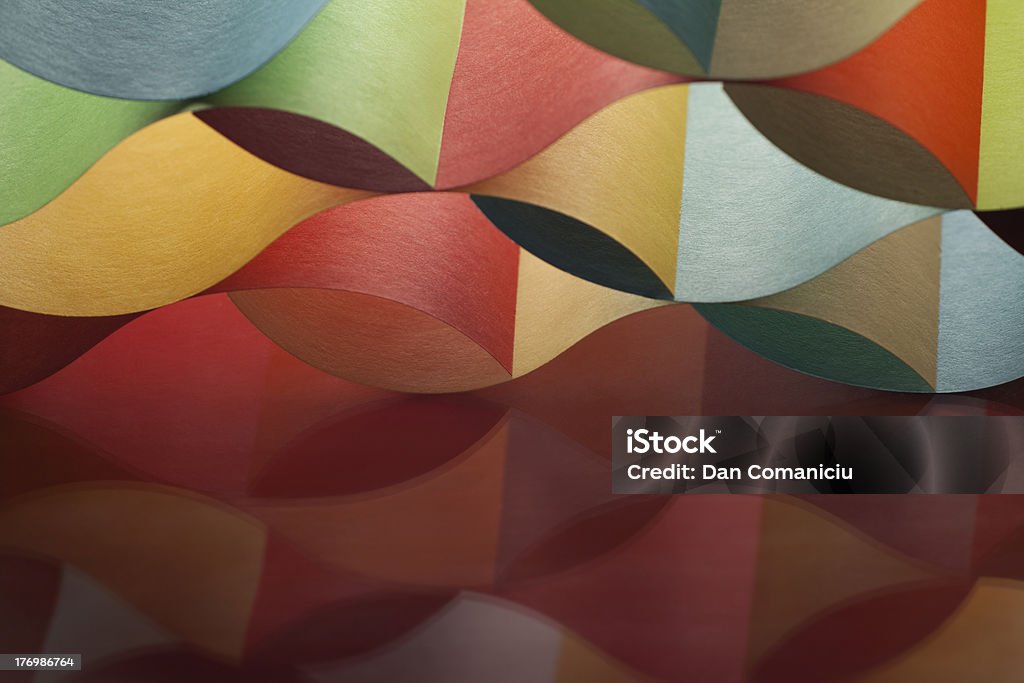 Curva, hojas de papel colorido con espejo de reflejos - Foto de stock de Abstracto libre de derechos