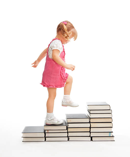 percorrete la formazione passaggi - book child staircase steps foto e immagini stock