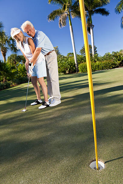 feliz casal sênior jogando golfe & formar - senior couple golf retirement action - fotografias e filmes do acervo