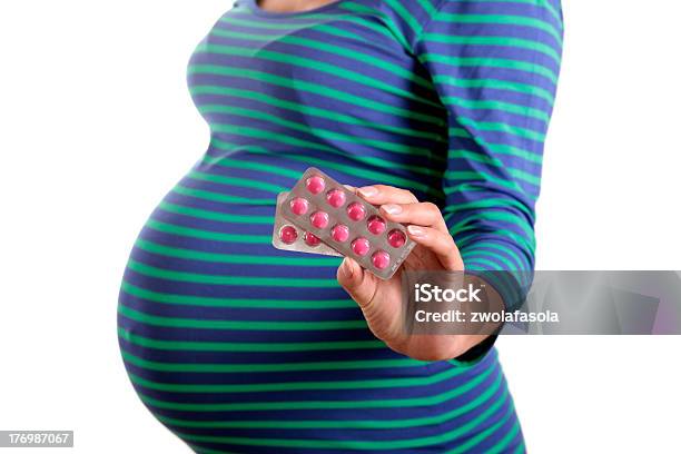 Cuidado Prenatal Con Vitaminas Foto de stock y más banco de imágenes de Abdomen - Abdomen, Abdomen humano, Adulto