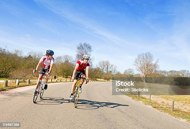 Foto de Discutir Táticas e mais fotos de stock de Bicicleta de Corrida - Bicicleta de Corrida, Ultrapassar, Ciclismo