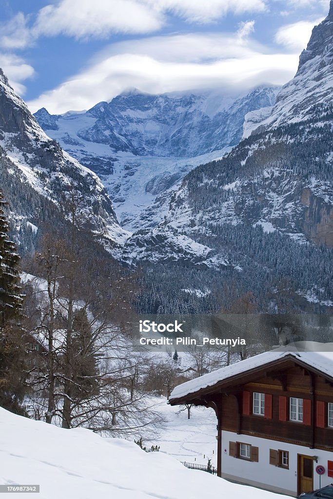 Hotel próximo a Grindelwald área de esqui. Alpes suíços no inverno - Foto de stock de Alpes europeus royalty-free