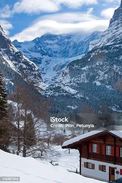 Foto de Hotel Próximo A Grindelwald Área De Esqui Alpes Suíços No Inverno e mais fotos de stock de Alpes europeus