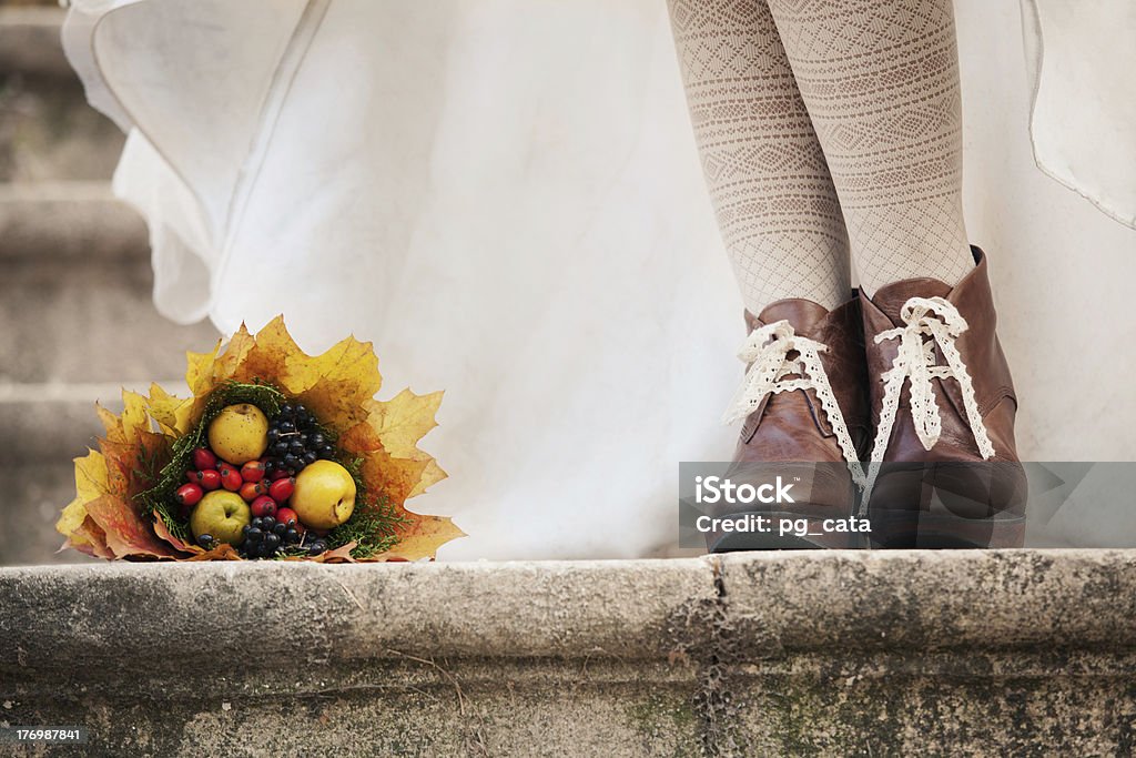 Herbst bouquet und zwei Frauen Beine mit Leder-Stiefel - Lizenzfrei Attraktive Frau Stock-Foto