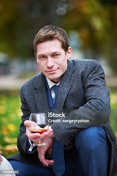 Elegante Homem Com Um Copo De Conhaque - Fotografias de stock e mais imagens de Adulto - Adulto, Ao Ar Livre, Bebida Alcoólica