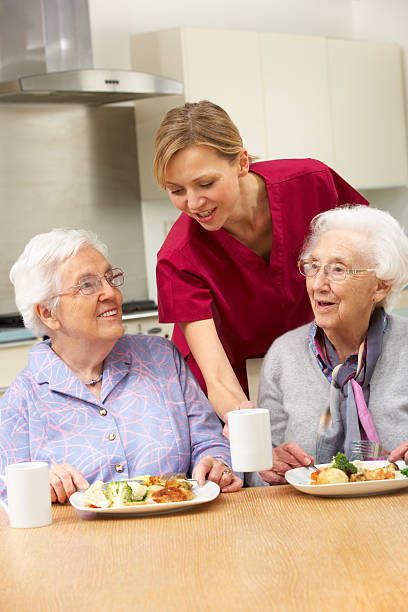 선임 여자대표, carer 집에서 즐기는 식사 - senior adult nursing home eating home interior 뉴스 사진 이미지