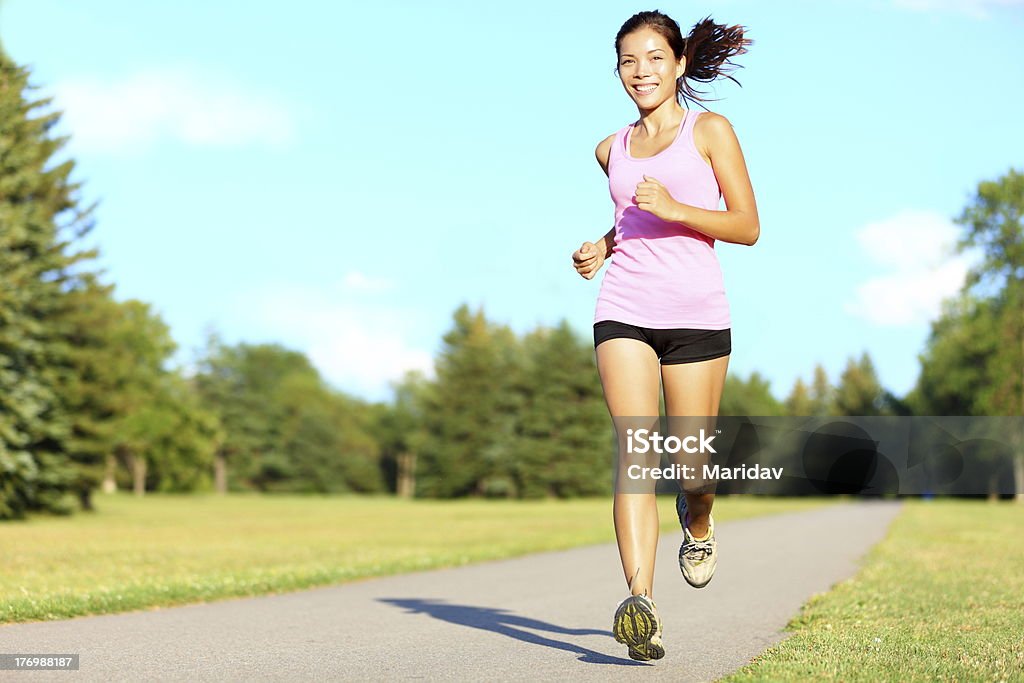 Mujer correr deporte fitness - Foto de stock de 20 a 29 años libre de derechos