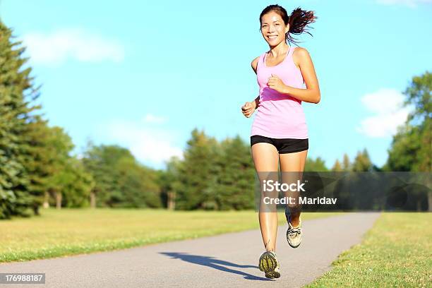 Mujer Correr Deporte Fitness Foto de stock y más banco de imágenes de 20 a 29 años - 20 a 29 años, Actividad, Actividad al aire libre