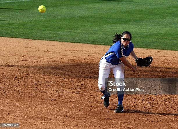 College Jogador De Softbol Lhe Reserve Bola - Fotografias de stock e mais imagens de Softball - Desporto - Softball - Desporto, Adolescente, Fielder