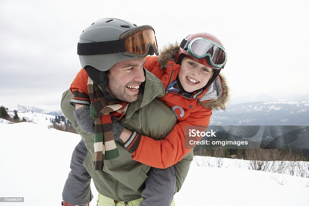 Joven Padre e hijo en vacaciones de invierno - Foto de stock de Vacaciones en la nieve libre de derechos