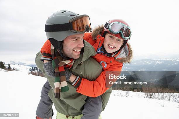 젊은 파더 및 아들 겨울 휴가 스키 여행에 대한 스톡 사진 및 기타 이미지 - 스키 여행, 12-13세, 2명