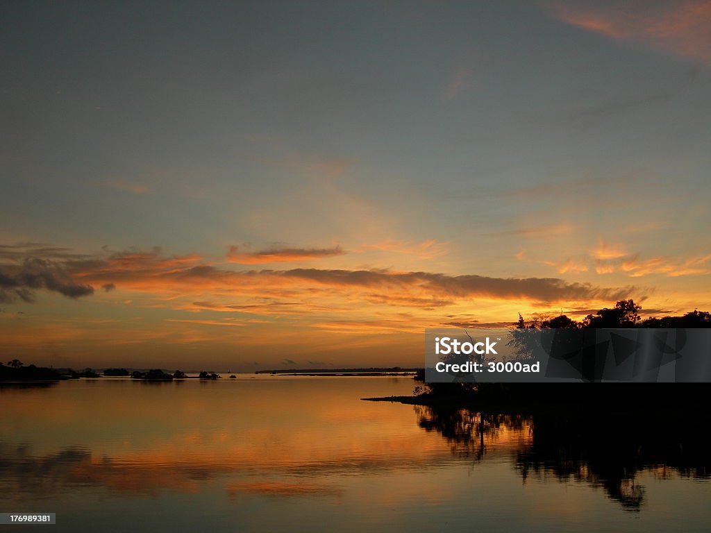 Mirroring Arancione Tramonto sul fiume amazon - Foto stock royalty-free di Regione Amazzonica
