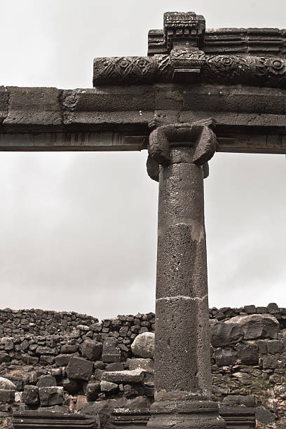 Historyczne kolumnie z Synagoga w Izraelu – zdjęcie