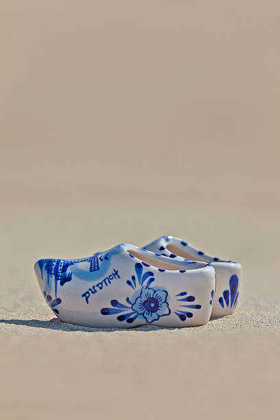 azul y blanco holandés souvenir satura en la playa - dutch culture delft souvenir blue fotografías e imágenes de stock