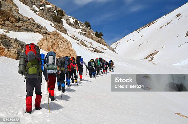 Пешие Прогулки По Снегу — стоковые фотографии и другие картинки Гора - Гора, Активный образ жизни, Альпинизм