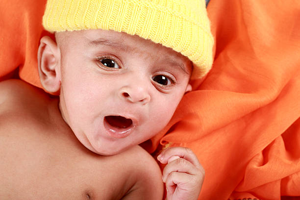 bâiller bébés avec chapeau jaune - baby yawning asian ethnicity newborn photos et images de collection