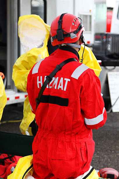 hazmat członek zespołu wyglądał - toxic waste radiation protection suit chemical protective suit zdjęcia i obrazy z banku zdjęć