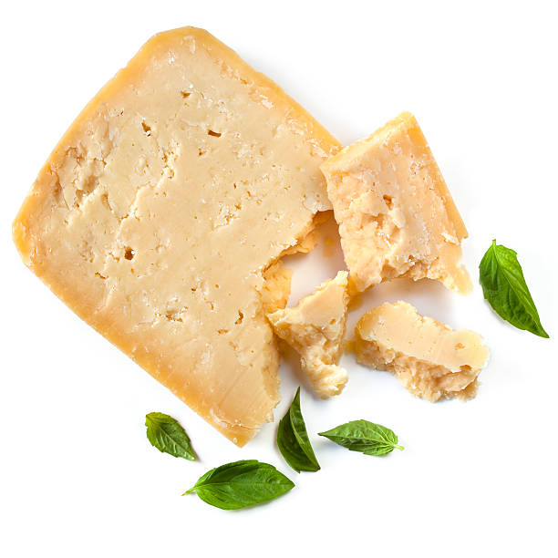パルメザンチーズとバジルの葉絶縁型 - パルメザンチーズ ストックフォトと画像