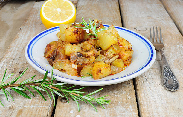 stile piatto di patate arrosto paese - potatoes au gratin foto e immagini stock