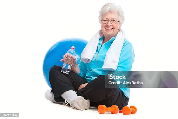 Mujer Senior En Gimnasio Foto de stock y más banco de imágenes de Tercera edad - Tercera edad, Pelota de ejercicio, Gimnasia