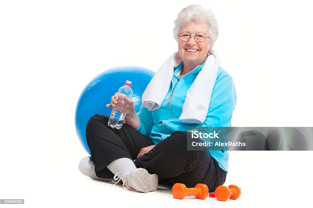 Femme âgée dans la salle de sport - Photo de Troisième âge libre de droits