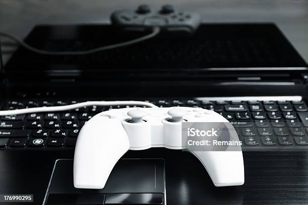 Joystick È Sul Portatile - Fotografie stock e altre immagini di Attrezzatura - Attrezzatura, Attrezzatura informatica, Brand Name Video Game