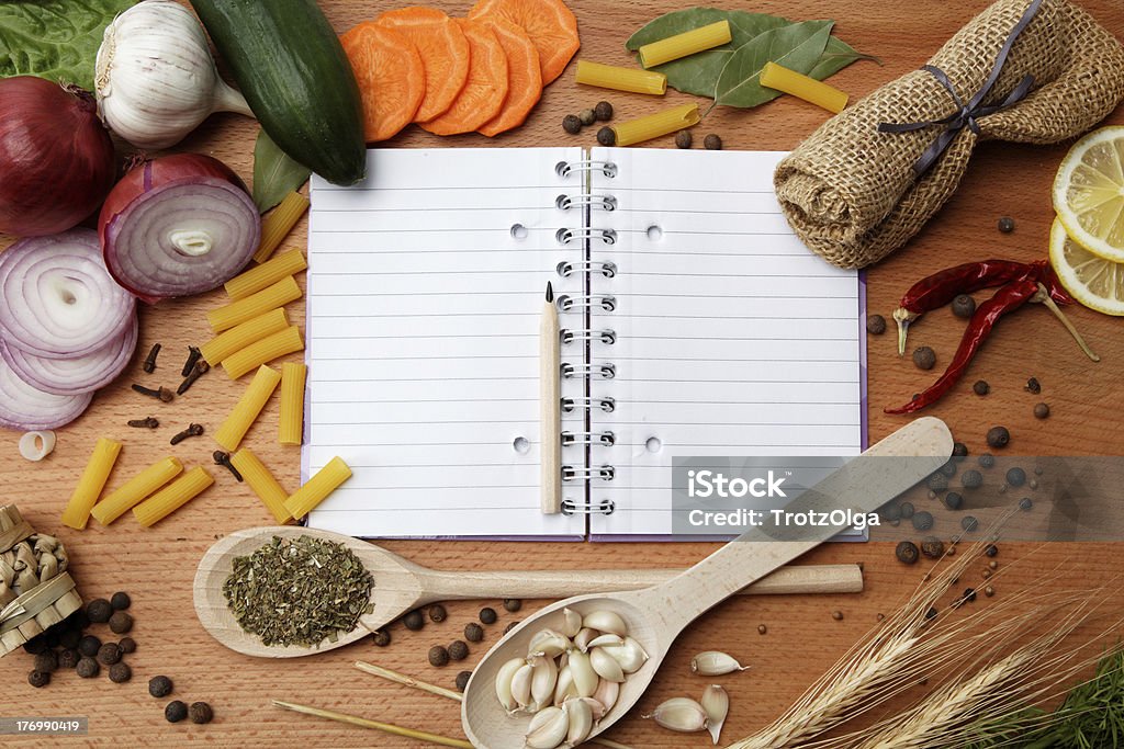 Un carnet de recettes et des épices sur table en bois - Photo de Ail - Légume à bulbe libre de droits