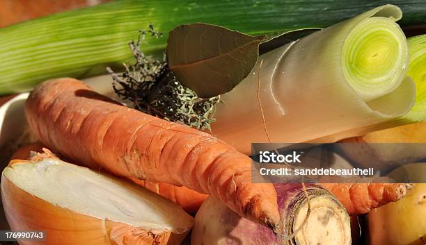 Plano Aproximado De Sazonal Produtos Hortícolas - Fotografias de stock e mais imagens de Alho Francês - Alho Francês, Alimentação Saudável, Batata Crua