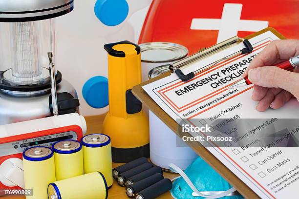 Mano De Completar La Preparación De La Lista De Equipo De Emergencia Foto de stock y más banco de imágenes de Plan de emergencia