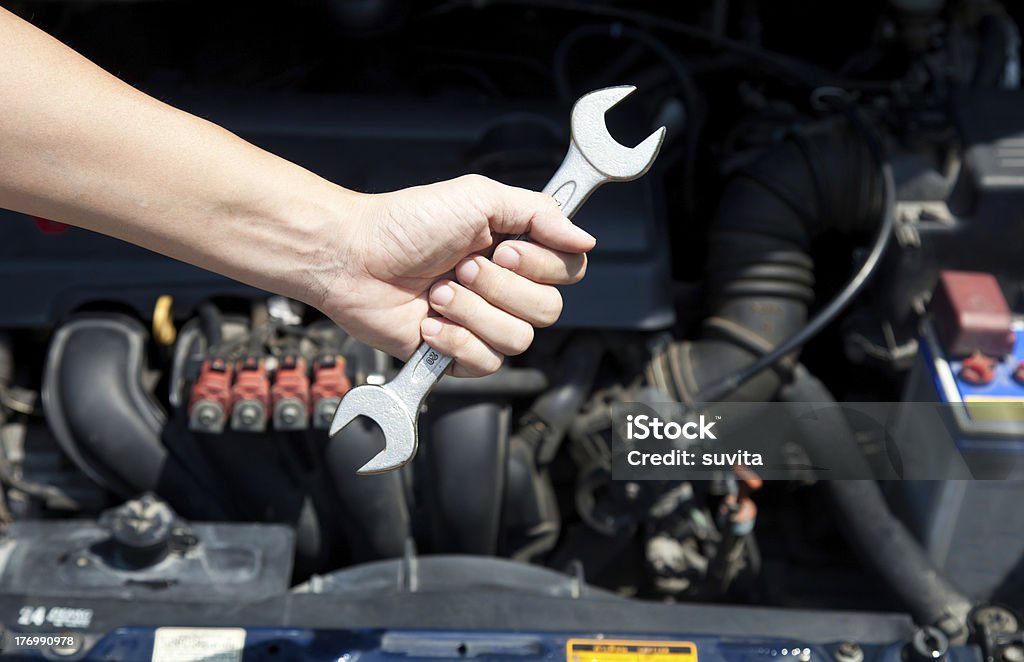 Mano tenere le chiavi per auto riparazione servizio - Foto stock royalty-free di Affari