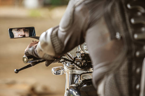 courageux rider - motorcycle mirror biker glove photos et images de collection