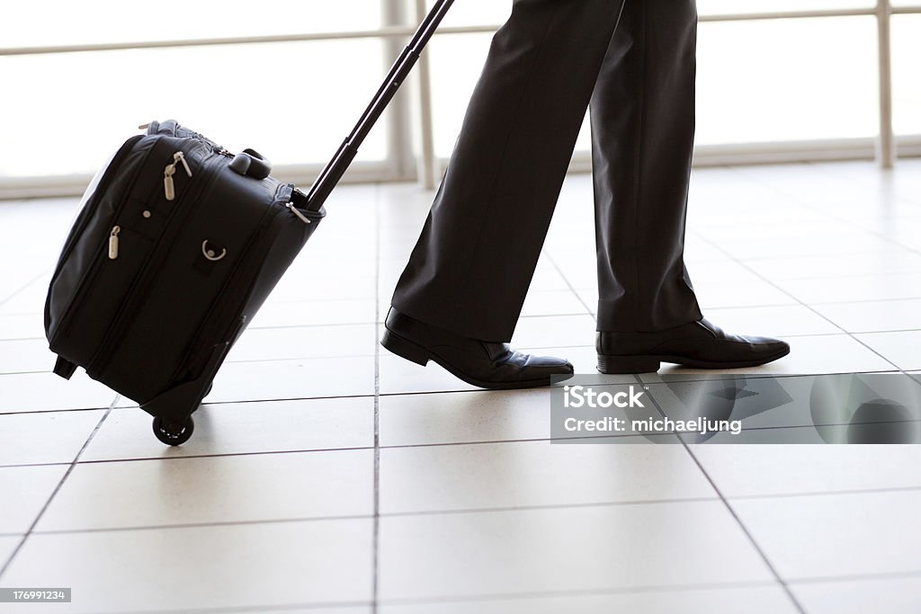 Geschäftsmann zu Fuß in Flughafen - Lizenzfrei Koffer Stock-Foto