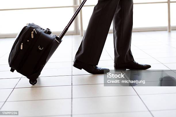 Geschäftsmann Zu Fuß In Flughafen Stockfoto und mehr Bilder von Koffer - Koffer, Rad, Männer