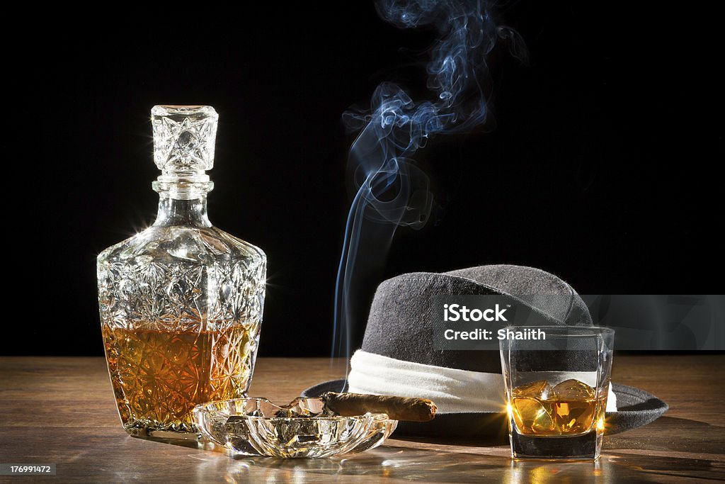 Retro sombrero, fumar habanos y whisky en rock - Foto de stock de 1940-1949 libre de derechos