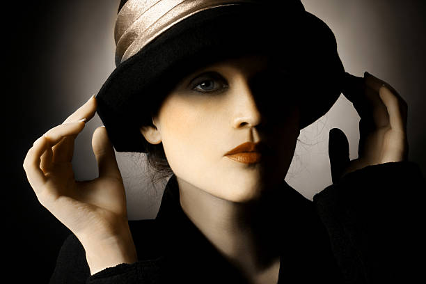 retrò ritratto di donna con cappello - 1940s style foto e immagini stock