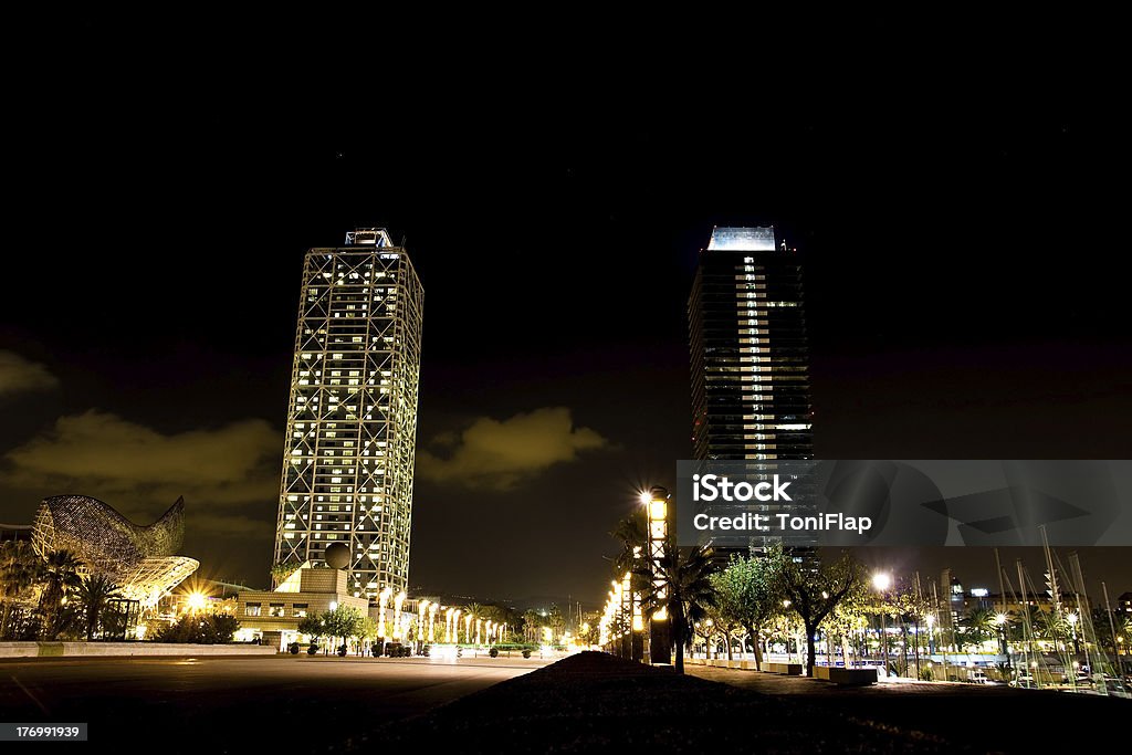 Porto Olímpico, em Barcelona, à noite - Foto de stock de Hotel Arts royalty-free