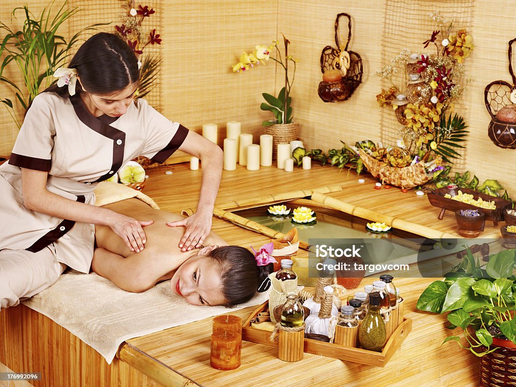 Mulher a massagem no spa de bambu. - Royalty-free Adulto Foto de stock