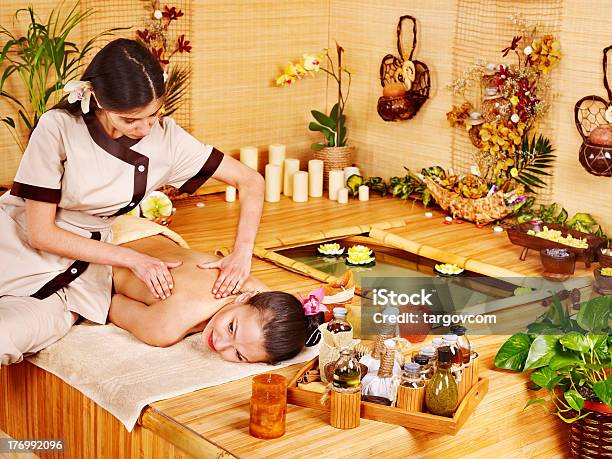 Mulher A Massagem No Spa De Bambu - Fotografias de stock e mais imagens de Adulto - Adulto, Amimar, Aromaterapia