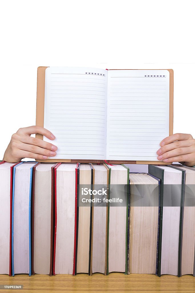 Cuaderno en mano aislado de pila de libro - Foto de stock de Abierto libre de derechos