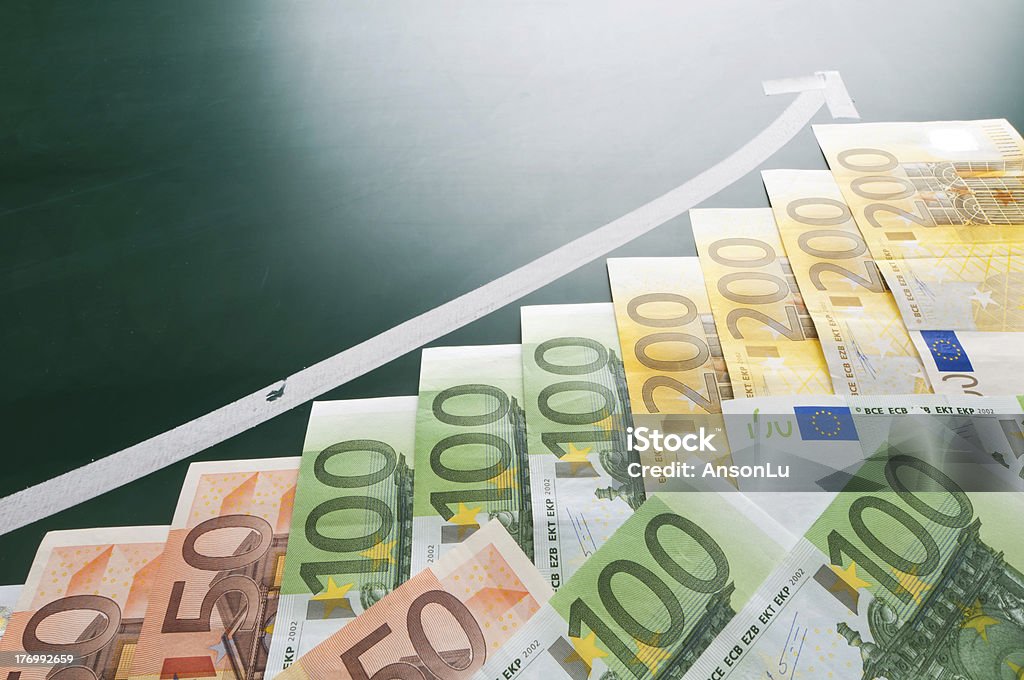 Billetes de Euro y flecha de crecimiento - Foto de stock de Moneda de la Unión Europea libre de derechos
