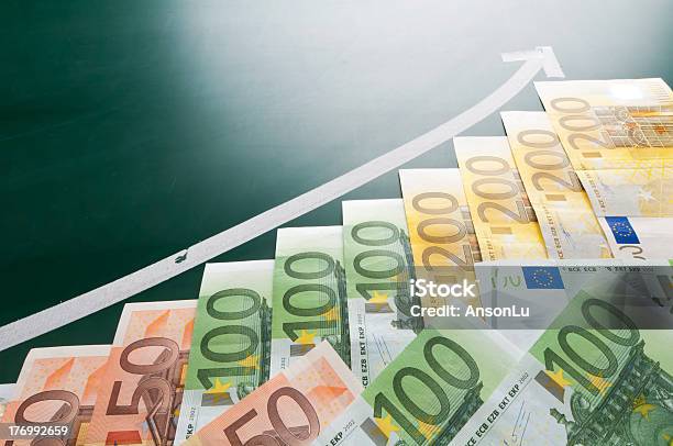 Banknoty Euro I Rośnie Strzałka - zdjęcia stockowe i więcej obrazów Symbol Euro - Symbol Euro, Waluta Unii Europejskiej, Przemieszczać się