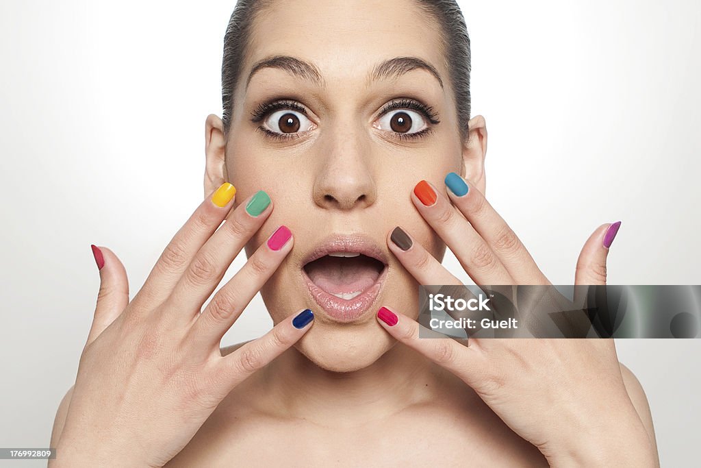 Jovem mulher parece surpresa - Foto de stock de Pintar as Unhas das Mãos royalty-free