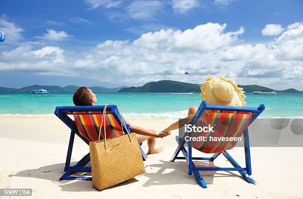 Casal Numa Praia - Fotografias de stock e mais imagens de Adulto - Adulto, Amor, Azul