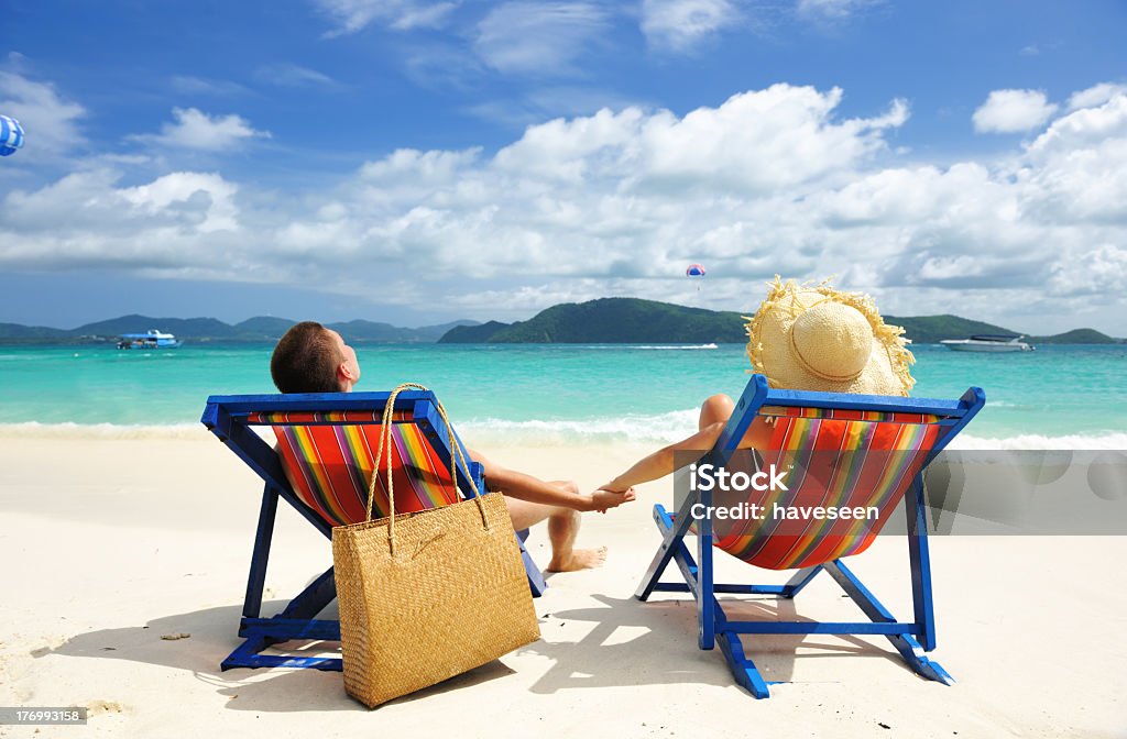 Пара на пляж - Стоковые фото Весёлый роялти-фри