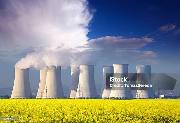 Атомная Электростанция В Желтом Поле И Голубое Небо — стоковые фотографии и другие картинки Атомная электростанция