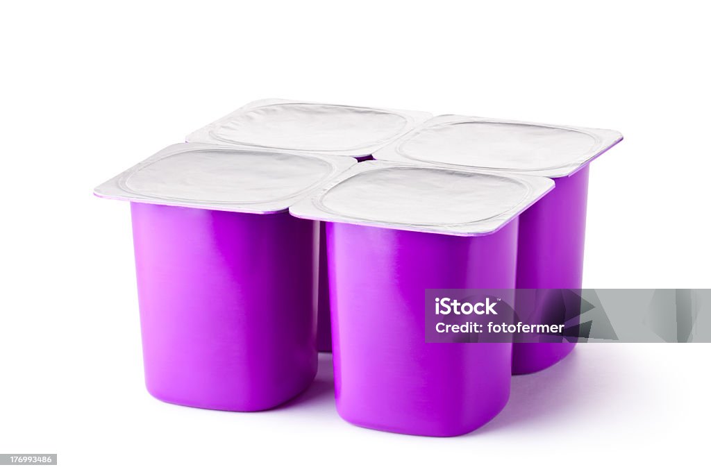 Четыре пластиковые контейнеры для молочных продуктов с крышкой фольги - Стоковые фото Йогурт роялти-фри