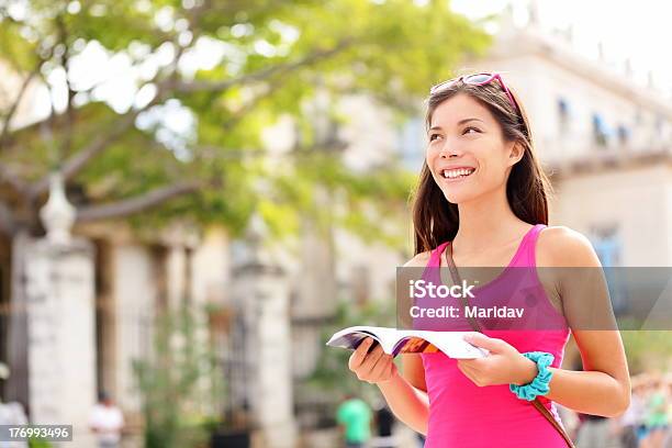 Foto de Turista Feliz Lendo Livro e mais fotos de stock de Cuba - Grandes Antilhas - Cuba - Grandes Antilhas, Etnia chinesa, Visita