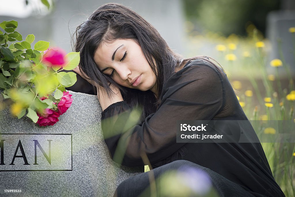 Junge Frau Beklage neben tombstone grave - Lizenzfrei Abgeschiedenheit Stock-Foto