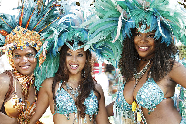 mulher bonita em fantasia de espumante caribana desfile - halter top imagens e fotografias de stock